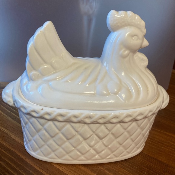 Hen  gravy bowl A place for a spoon goes in hole on side Bowl is 3 inches deep - Picture 3 of 6